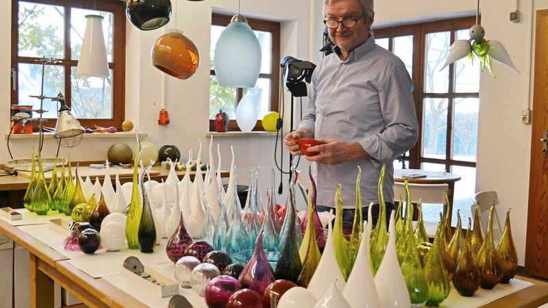 Allrounder: Karl Schmid im Kreis seiner Lampenformen, die er nach eigenen Entwürfen gefertigt hat.
