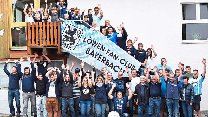 Ein Bild aus besseren Zeiten, als man noch gesellig sein konnte und der Fußball-Leidenschaft gemeinsam nachgehen konnte: Der Löwenfanclub aus Bayerbach im Frühjahr 2020.