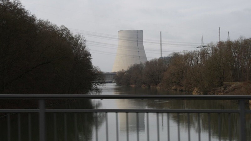 Ungewohnter Anblick ohne Dampf: Im Kernkraftwerk Isar 2 bei Essenbach war es am Sonntagvormittag zu einer Störung gekommen.