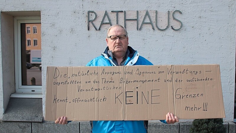 Karl Straßer stand am Montagvormittag vorm Rathaus in Plattling, um gegen die Biberfalle zu demonstrieren. Mit dabei hatte er ein Schild und Infoblätter.