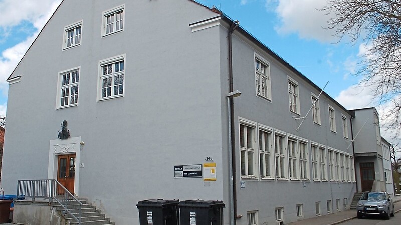 Das Gebäude, in dem die Wirtschaftsschule Seligenthal untergebracht ist, stammt aus dem Jahr 1952. Nun soll das Haus abgerissen und neu aufgebaut werden. Kosten: mehr als 20 Millionen Euro.