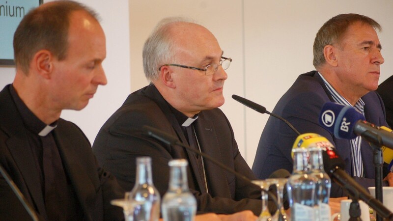 Keine leichte Aufgabe: Bischof Rudolf Voderholzer (Mitte) stellte sich den Fragen der Journalisten. Daneben Domspatzen-Internatsleiter Rainer Schinko (links) und Betroffenen-Vertreter Peter Schmitt.