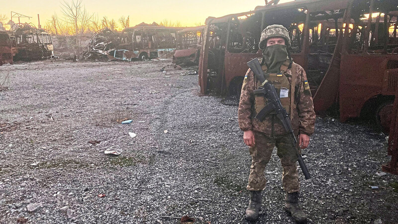 Ein ukrainischer Soldat steht vor dem völlig zerstörten Busbahnhof von Pisky.