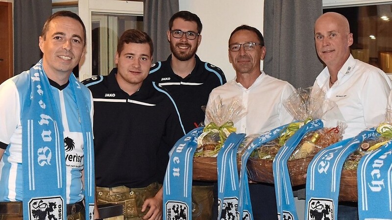 Löwen-Präsident Robert Reisinger, dessen Fanbeauftragter Christian Poschet und Bürgermeister Werner Klanikow gratulierten der Vorstandschaft des Bayerbacher Löwen Fan Clubs zum 20-jährigen Bestehen.