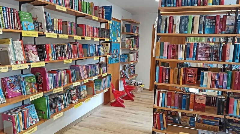 Hell, freundlich, renoviert und gut sortiert: die Grafenwiesener Bücherei ist nach der Corona-Zwangspause mit Terminvereinbarung wieder für Besucher geöffnet.