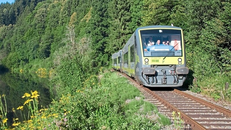 Die Ilztalbahn tuckert durch den Landkreis Passau nach Freyung - aber nur in den Sommermonaten. Die Grünen fordern den Betrieb der Bahn auf der Strecke das ganze Jahr über.