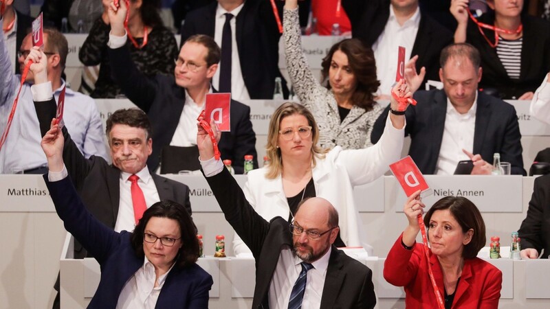 Entscheidung über die GroKo, Entscheidung über die Zukunft der SPD: Andrea Nahles, Martin Schulz und Malu Dreyer (v.l.) stimmen ab.
