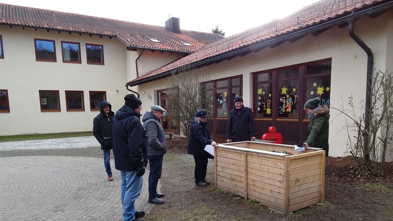 Bei einem Ortstermin bei der Hohenbogen-Grundschule wurden die Möglichkeiten zum Anlegen von Gartenbeeten und Strauchpflanzungen erörtert.