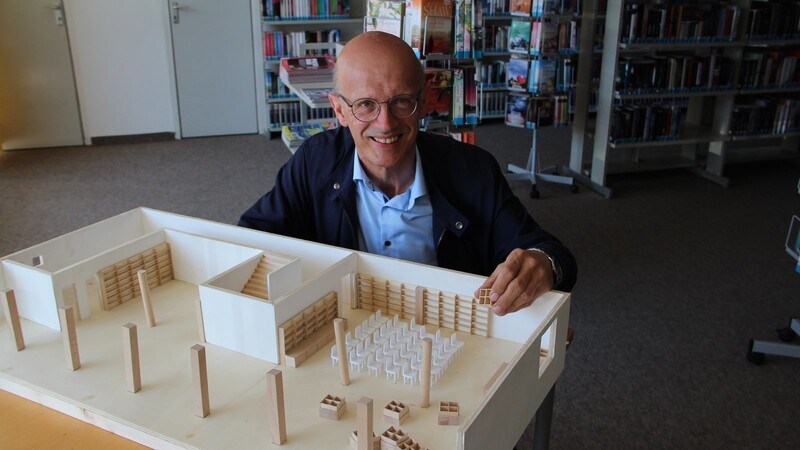 Stadtbibliotheksleiter Georg Fisch hat ein maßstabsgetreues Modell gebaut, mit dem man allerlei Gestaltungsmöglichkeiten durchspielen kann.
