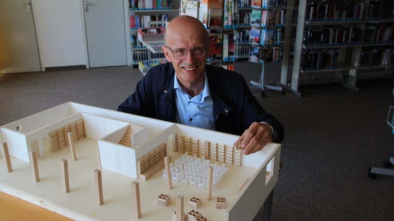Stadtbibliotheksleiter Georg Fisch hat ein maßstabsgetreues Modell gebaut, mit dem man allerlei Gestaltungsmöglichkeiten durchspielen kann.