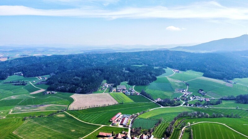 Auf diesem Höhenzug zwischen Grasfilzing und Sengenbühl (hier Blick von Arnschwanger Seite in Richtung Osten) wäre eine Windenergieanlage genehmigungsrechtlich möglich und auch wirtschaftlich, so der regionale Planungsverband. Laut Bürgermeister Bauer werden bereits Gespräche geführt.