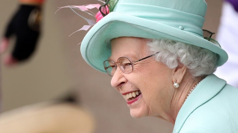 Königin Elizabeth zeigt sich nach einer langen Pause wieder in Ascot - bei ihren geliebten Pferden. Und sie hat ihr Lachen wieder.