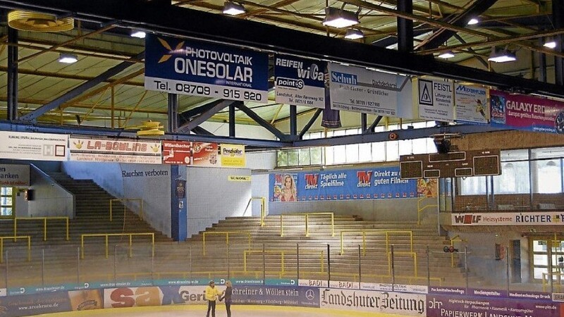 Die Dachkonstruktion des Eisstadions wurde Ende der 1960er Jahre errichtet. Statikern zufolge weist sie nun offenbar gewisse Schwachstellen auf und muss deshalb saniert werden. (Foto: jv)