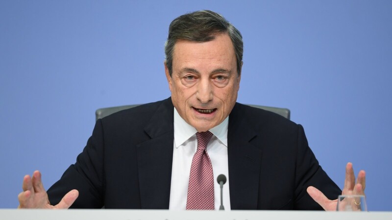 Mario Draghi, ehemaliger Präsident der Europäischen Zentralbank (EZB), bekommt am Freitag das Bundesverdienstkreuz verliehen. Viele Politiker lehnen die Ehrung ab.