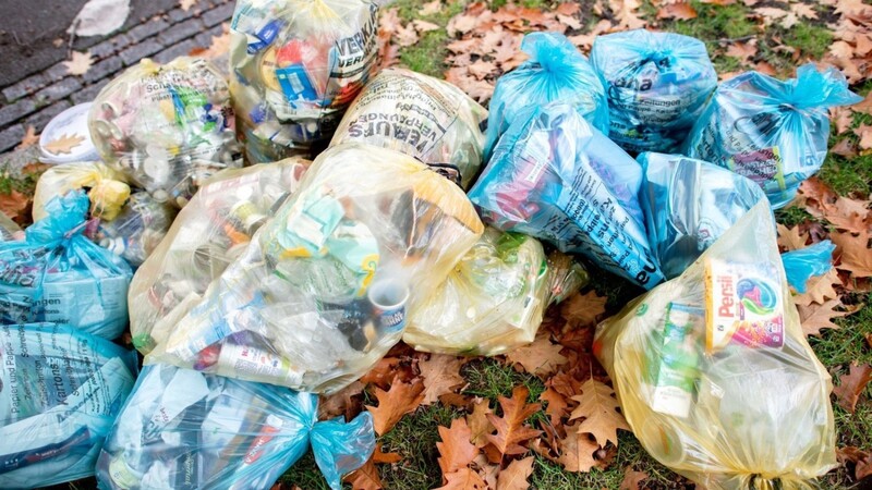 Das Landratsamt Landshut warnt vor illegalen Müllsammlungen. (Symbolbild)