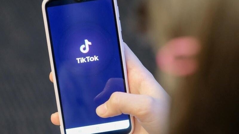 Die Videoplattform TikTok ist vor allem bei jungen Menschen beliebt. Trends verbreiten sich dort schnell. Aktuell bereitet die fragwürdige "Ripchair"-Challenge manchen Schulen im Freistaat Kopfzerbrechen. (Symbolbild)