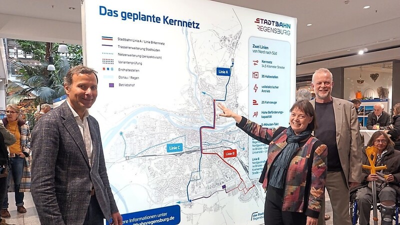 Bei der Eröffnung: (von links) Thomas Zink (DEZ-Geschäftsführer), Christine Schimpfermann (Planungs- und Baureferentin der Stadt) und Frank Steinwede (Projektleiter Stadtbahn) zeigten die Streckenführung.