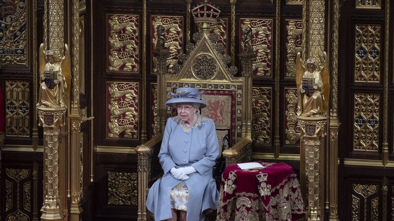 Die britische Königin Elizabeth II. hält eine Rede vom Thron im House of Lords im Palace of Westminster während sie das Gesetzgebungsprogramm der Regierung für die kommende Sitzungsperiode bei der Eröffnung des britischen Parlaments umreißt.