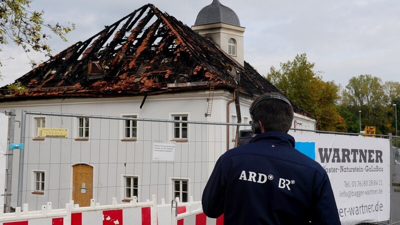 Das verheerende Feuer im ehemaligen Jugendzentrum in Straubing hat einen Schaden von rund fünf Millionen Euro verursacht.