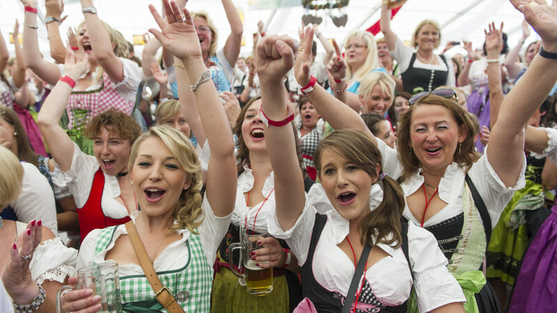 Jubel beim Dirndl-Weltrekordversuch beim Brezelfest in Speyer, Rheinland-Pfalz. (Foto: dpa)