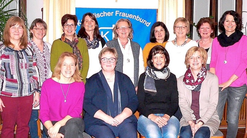 Die neu gewählte Führungsriege des Rohrer Frauenbundes mit der Bezirksvorsitzenden Illona Grabinger-Lache (hinten 3.v.r.).