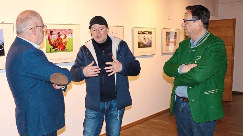 Bürgermeister Franz Wittmann (v.re.) mit dem Viechtacher Künstler Reinhard Schmid, der den Kontakt zu Gorazd Cuk hergestellt hat. Er macht dem Viechtacher Publikum im Herbst seine Sammlung zeitgenössischer Kunst zugänglich.