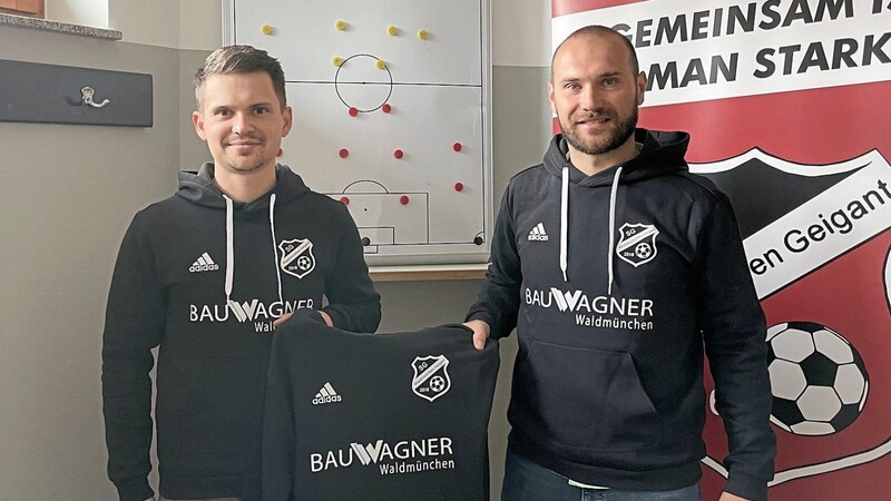 Waldmünchens Sportlicher Leiter Marcus Graßl (links) mit TV-Neutrainer Ivan Milicevic.