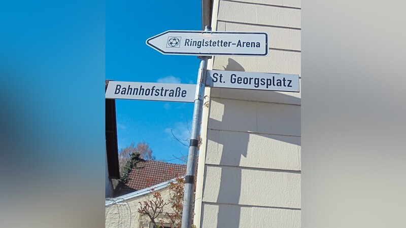 Das am Dorfplatz (Beginn der Bahnhofstraße) angebrachte Hinweisschild "Ringlstetter-Arena".