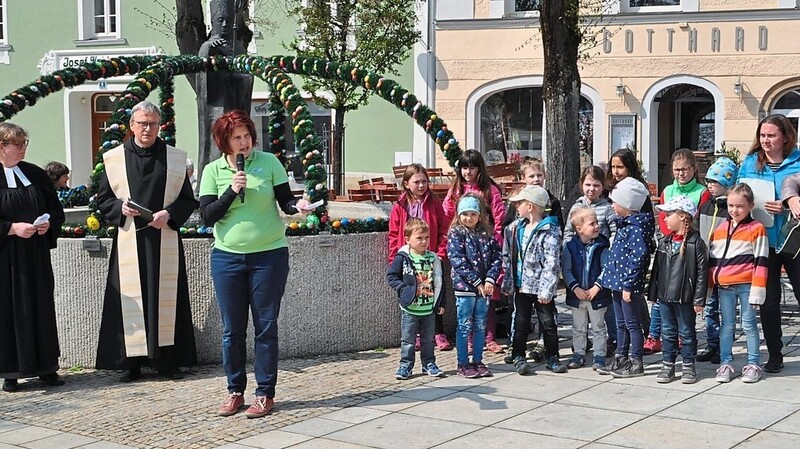 Anja Holzfurtner begrüßte die Besucher, bevor der Brunnen gesegnet wurde und der Kinderchor Osterlieder sang.