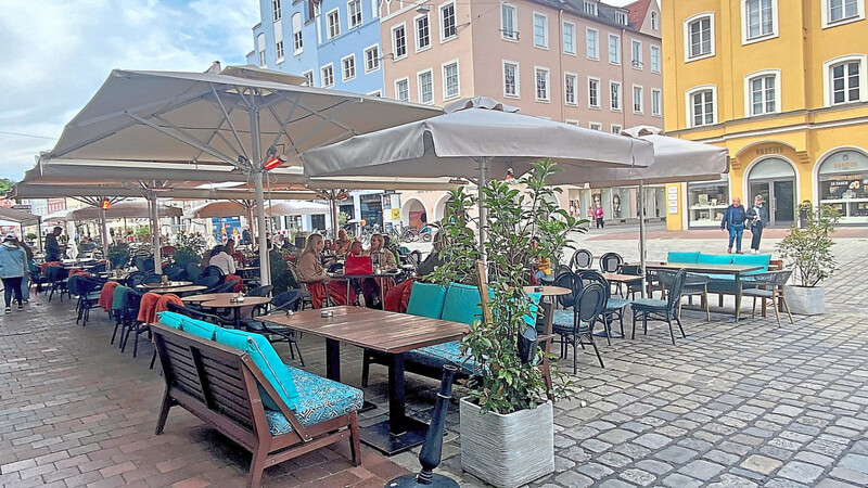 Lounge-Mobiliar und Pflanztröge - was vor der Pandemie in der Altstadt undenkbar war, hat sich dank Infektionsschutzmaßnahmenverordnung etabliert. Im Stadtrat regt sich dagegen Widerstand.