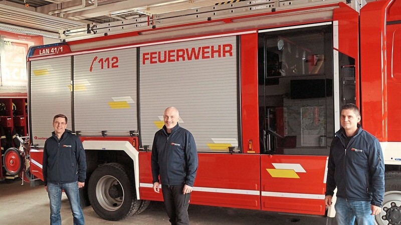 Robert Brandhofer (Mitte, Kommandant der FF Landau) sowie die beiden stellvertretenden Kommandanten Manuel Aumüller (rechts) und Achim Sturm, haben auf das Feuerwehr-Jahr 2021 zurückgeblickt.