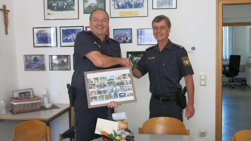 Polizeihauptkommissar Ludwig Günzkofer (li.)wurde am Freitag Vom Viechtach Polizeichef Rainer Leutsch verabschiedet. Er wechselt an die Zentralen Bußgeldstelle.