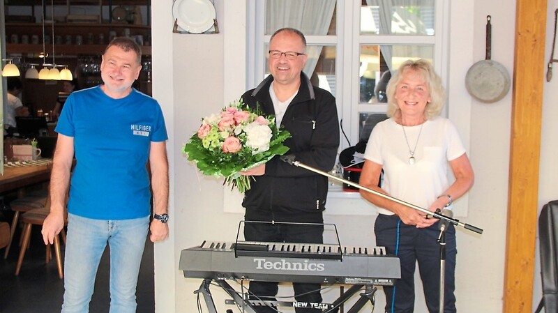 Als Dank für zehn Jahre als Pfarrer in Roding überreichen Gerlinde Graßl und Damian Mathejczyk Blumen an Holger Kruschina.