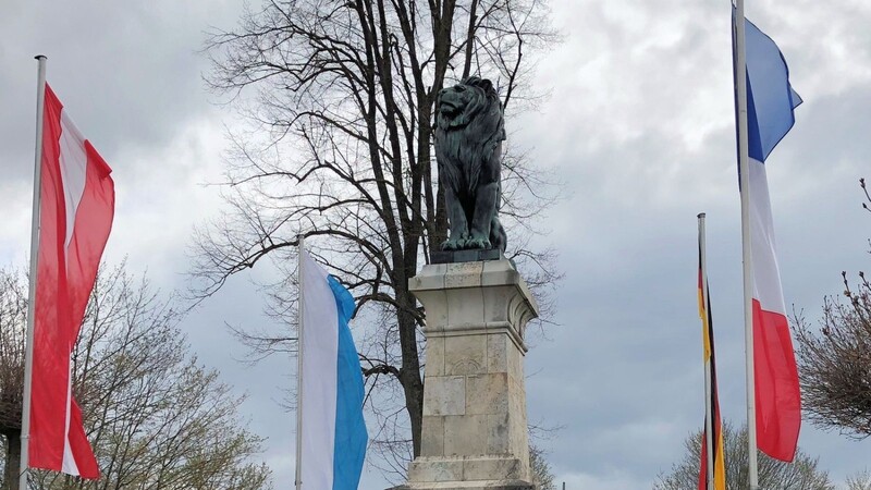 An das schreckliche Geschehen im Jahr 1809 erinnert das Löwendenkmal in Eggmühl, als das österreichische Heer von Napoleon mit seinen verbündeten Truppen entscheiden geschlagen wurde.