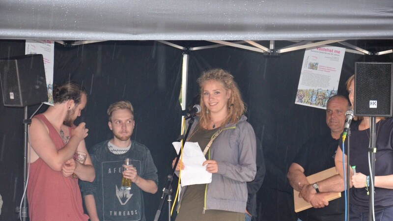 Angela Hinkofer (am Mikrofon) gewann den zweiten Viechtacher Poetry-Slam.