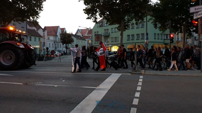 Mehrere Dutzend Teilnehmer versammelten sich am Freitagabend in Straubing zu einer Kundgebung gegen das neue Polizeiaufgabengesetz (PAG).