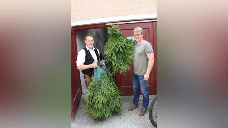 Florian Piermeier (links) und Jakob Primbs zeigen das Pfinstl-Kostüm. 30 Kilogramm ist es schwer.