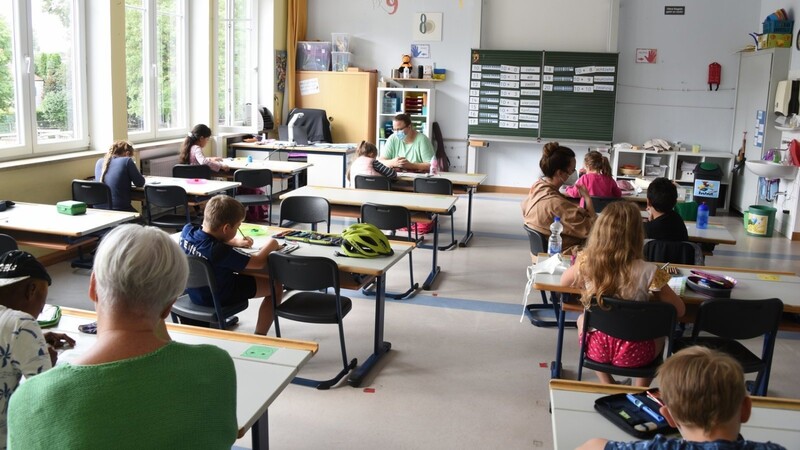 Eine der Gruppen der Sommerschule in der Grundschule Vilsbiburg. In der ersten Ferienwoche geht es dabei unter anderem um wichtiges Wissen in Deutsch und Mathematik.