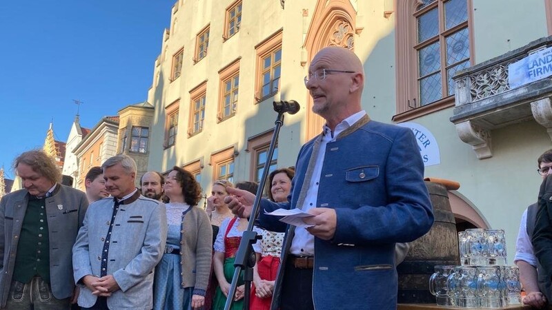Oberbürgermeister Alexander Putz eröffnete vor dem Rathaus die Landshuter Frühjahrsdult.