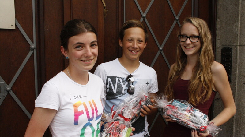 Von links nach rechts: Johanna Giglberger, 13 Jahre, aus Reisbach gewann den dritten Preis, Sebastian Hecht, 13 Jahre, aus Falkenstein gewann den ersten Preis, Anne Lenski, 15 Jahre, aus Straubing gewann den zweiten Preis. (Foto: Tanja Pfeffer)