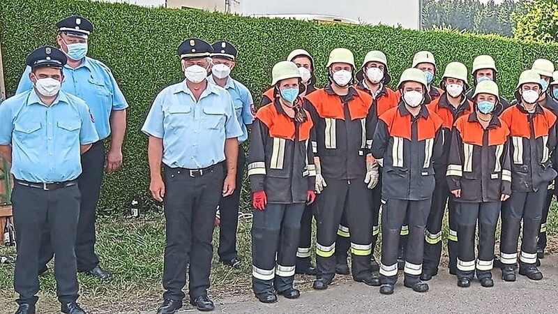 Gemeinsam haben Feuerwehrfrauen und -männer zweier Ortswehren aus Au in der Hallertau Leistungsabzeichen abgelegt.
