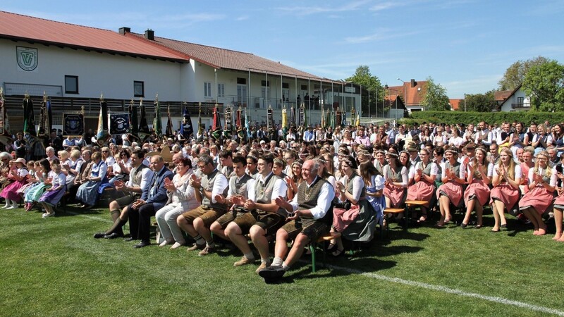 Bei herrlichem Wetter feierte der Jubelverein einen Festgottesdienst auf dem Fußballplatz mit Domkapitular Reinhold Föckersperger.
