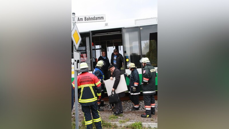 Die Fahrerin eines VW Polo hat sich bei einem Zusammenstoß mit dem Waggon der Oberpfalzbahn am Donnerstag schwerste Verletzungen zugezogen.