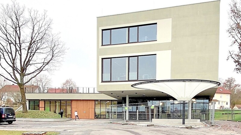 Die Auer Realschule, hier eine Außenansicht des Erweiterungsbaus, der seit Juni 2020 in Betrieb ist, heißt jetzt "Abenstal Realschule".