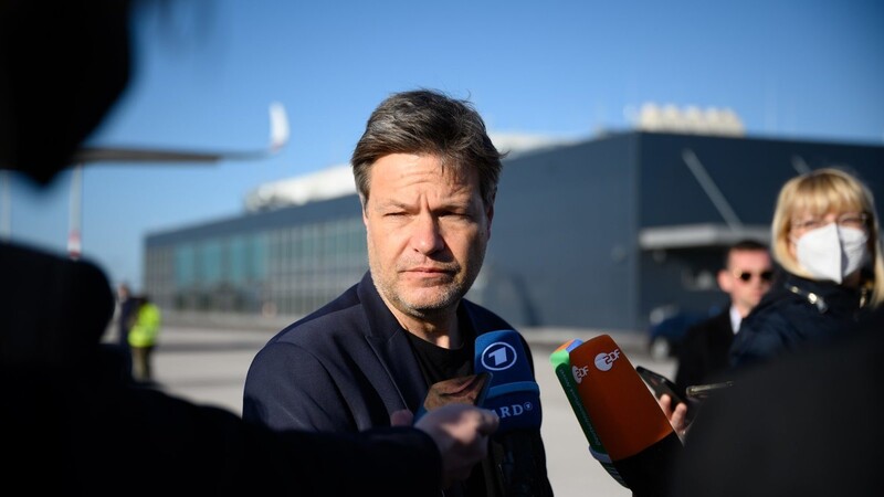 Robert Habeck (Bündnis 90/Die Grünen), Bundesminister für Wirtschaft und Klimaschutz, äußert sich vor seinem Abflug nach Doha (Katar) auf dem militärischen Teil des Flughafen Berlin Brandenburg.