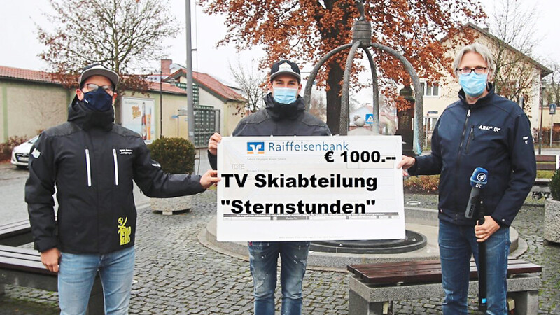 Johannes Höring und Ludwig Räuschl, TV-Skiabteilung Geiselhöring, übergaben an Christian Riedl vom BR-Studio Niederbayern/Oberpfalz eine Spende für Sternstunden in Höhe von 1 000 Euro.