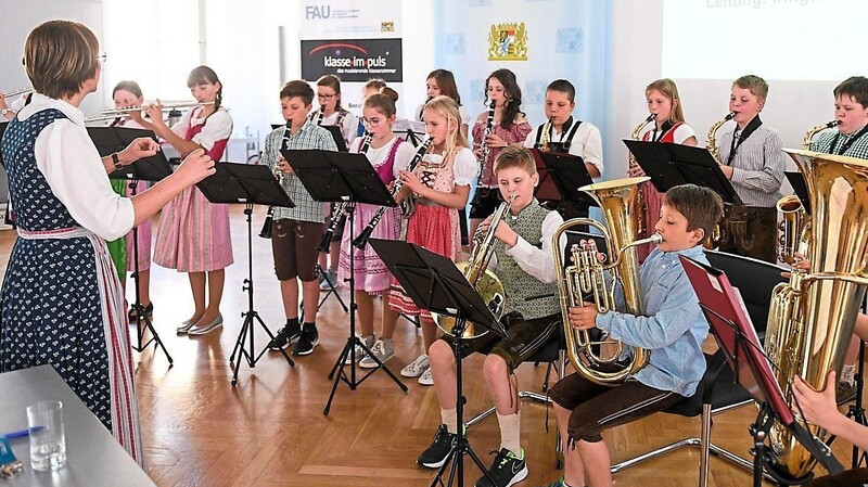 Die Bläserklasse der Realschule Viechtach gab unter der Leitung von Irmgard Schaffer ein Musikstück zum Besten.