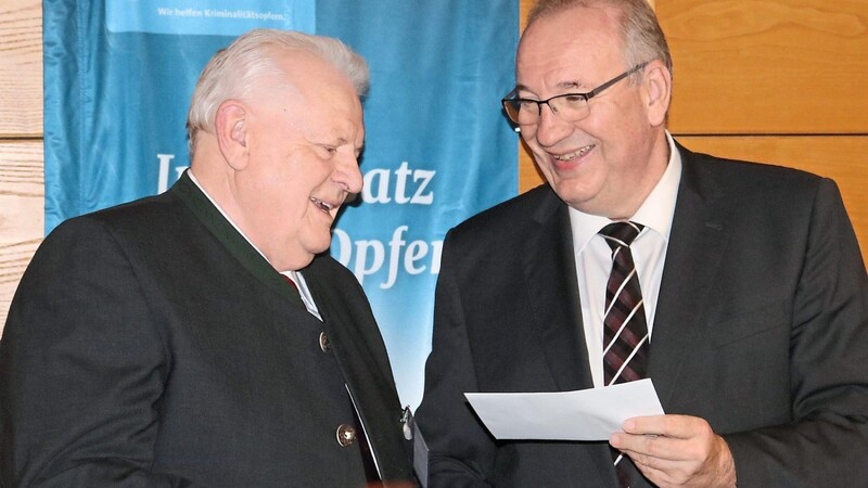 Warme Worte von Franz Löffler: Bei einer Jubiläumsveranstaltung des Weißen Rings im November 2019 nimmt Klaus Kozuch (links) eine Anerkennung des Landrats entgegen.