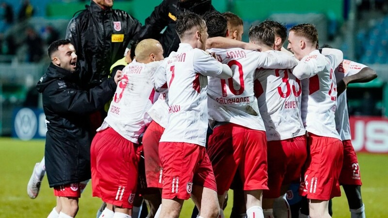 Jubel nach dem erfolgreichen Elfmeterschießen: Der SSV Jahn Regensburg ist ins Achtelfinale des DFB-Pokals eingezogen.