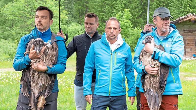 "Recka" (l.) und "Dagmar" werden von Mitarbeitern des Nationalparks und Umweltminister Glauber (Mitte) präsentiert.